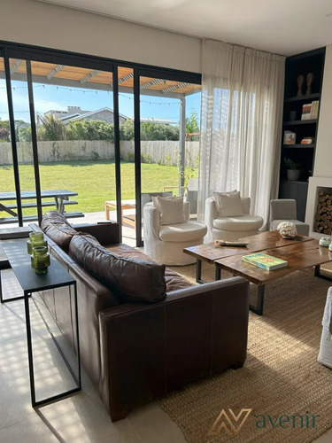 Venta Casa 3 Dormitorios Y Servicio En Mirador De La Tahona