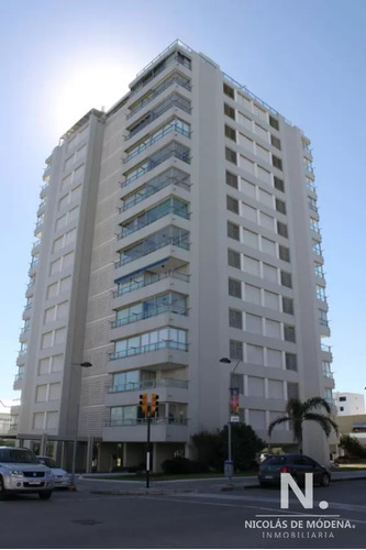 Se Vende Magnificio Apartamento En Peninsula Punta Del Este De 3 Dormitorios. 