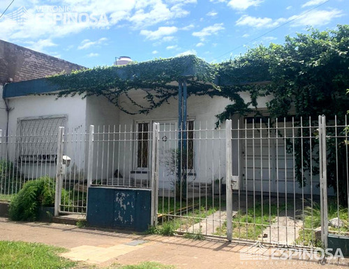 Casa De Tres Ambientes En Venta,moron. Lote Propio De 10,20 X 33x30-