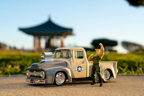 1/24 1956 Ford F-100 & Guile Street Fighter Jada Color Plata