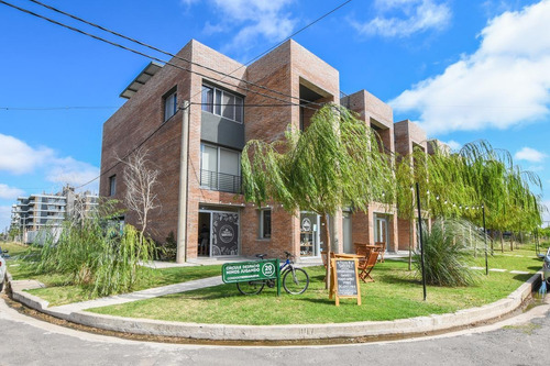 Departamento De 2 Dormitorios En Venta - Duplex - Tierra Nueva - Fisherton