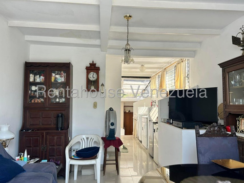 Se Vende Casa Para Remodelar ,de 3 Niveles ,ubicada En San Bernardino 25-17282