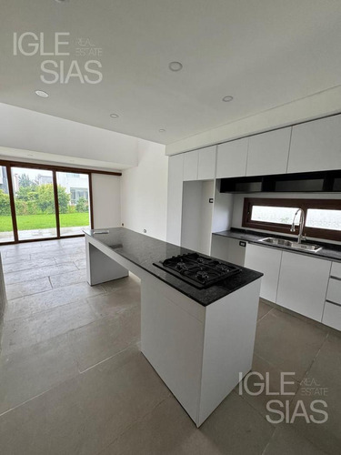 Casa En Venta De 3 Dormitorios En Los Castaños A Estrenar.