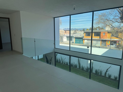 Exclusiva Casa En Venta, Moderna Casa Amplia Con Excelente Ubicación En La Exclusiva Zona Residencial De Metepec