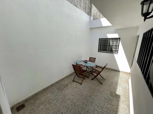 Casa En Béccar, Lote 300.99 M2. Cubiertos 203 M2 Jardín 100 M2
