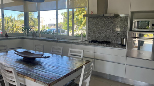 Venta De Casa Moderna 6 Amb. En El Country El Rocio Canning