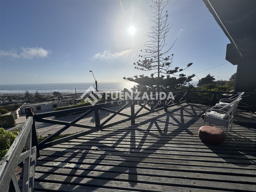 Se Arrienda Casa Grande, Sólida, Amoblada Con Vista Al Mar.