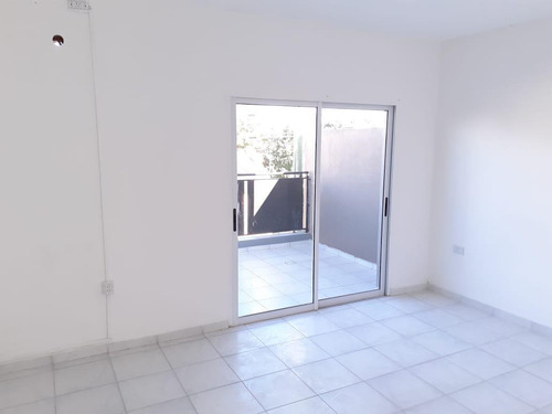 Imagen 5 de 11 de Depto De Un Dormitorio, Casi A Estrenar. Buen Barrio, Cochera, Jardín Y Todos Los Servicios!