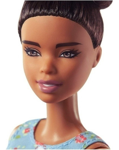 Imagem 3 de 7 de Barbie Morena Coque Fazenda Cesto E Cenouras Mattel Ms