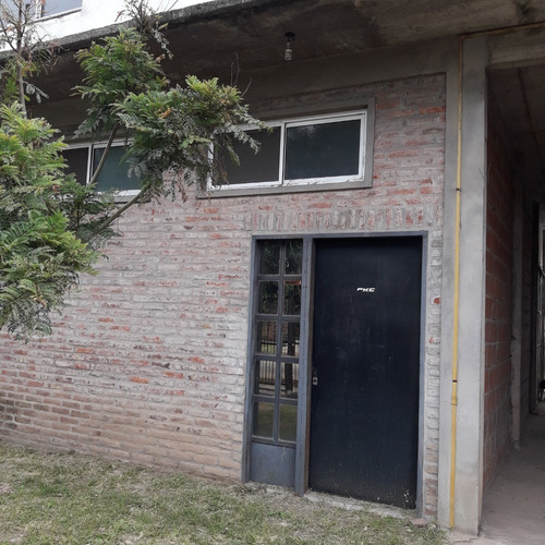 Imagen 1 de 8 de Galpón, Casa Y Departamento.