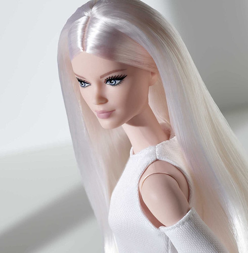 Imagem 2 de 7 de Barbie Looks Signature Loira Platinada Tall Articulad 2021