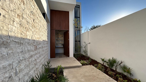 Casa En Venta Merida, Temozon Norte En Privada, Entrega Inmediata.