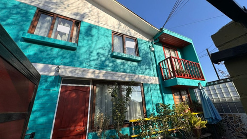 Casa De 2 Pisos, 2 Dormitorios, 3 Baños Con Estacionamiento.