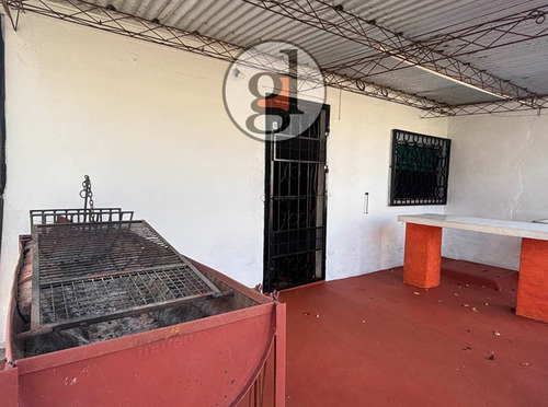 Casa En Alquiler, Zona Tranquila, 2 Dormitorios Y Patio Con Churrasquera, San José De Mayo