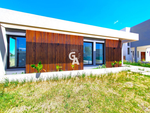 Imagen 3 de 30 de Casa En Venta 4 Amb En Santa Emilia, Pilar Del Este