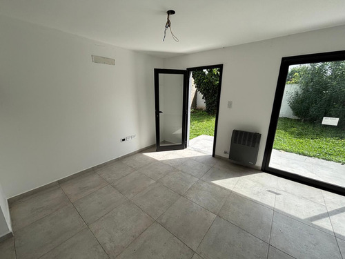 Duplex En Venta - 2 Dormitorios 2 Baños - 207mts2 - Villa Elisa