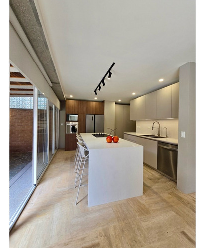 Apartamento En Alquiler 250 M2.- Urb. La Castellana
