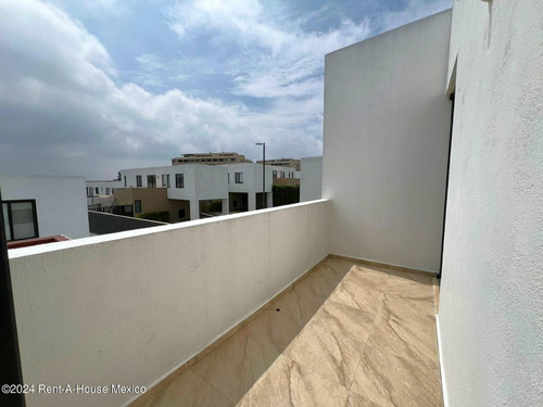 Condominio Inspira Zibata Casa Ubicada En Esquina De 223 M2 Con 3 Recamaras Y Con Cuarto De Servicio Qh745*25