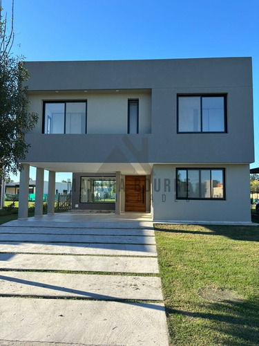 Casa  En Venta En Santo Tomas, Pilar, G.b.a. Zona Norte