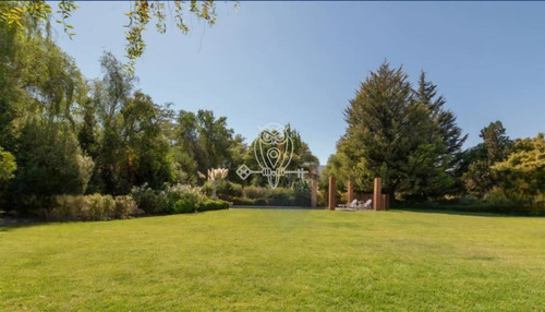 Casa Estilo Ingles En Venta De 7 Dorm. Las Brisas En Colina