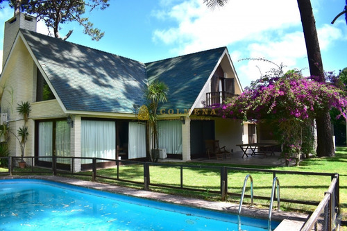 Excelente Residencia De 5 Dormitorios-ref:4553