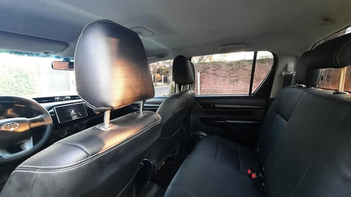 Imagen 9 de 15 de Toyota Hilux 2.4 Dx 4x4 2017 Cuero Linea 19 Accesorios Unica