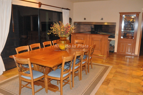 Importante Residencia A 700 Mts De Playa Mansa.- Ref: 11079