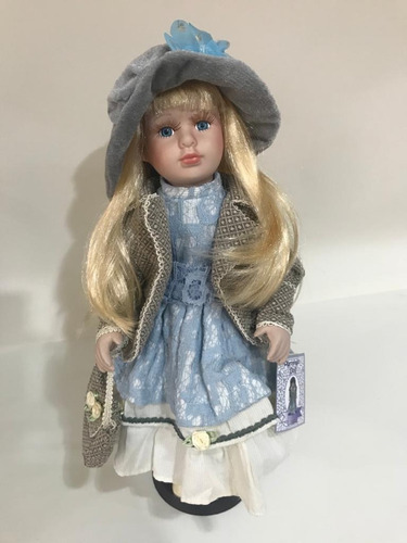 Imagem 1 de 6 de Boneca De Porcelana Camponesa De 40 Cm Importada Priscilla