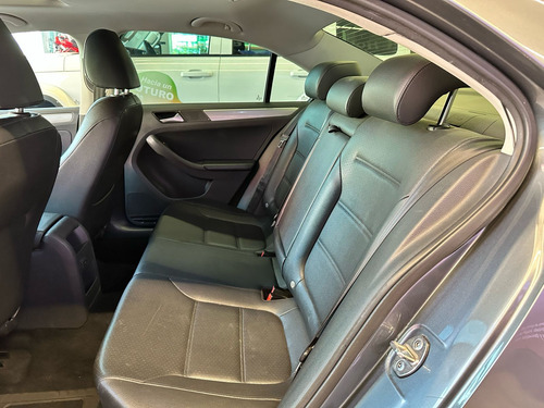 Volkswagen Jetta 2.5 Sportline Tiptronic At