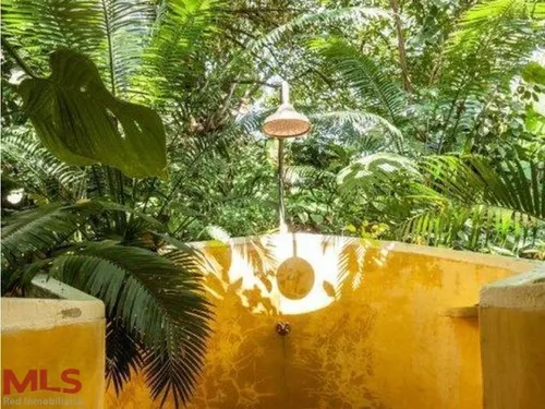 Encantador Lugar, Con Un Diseño Artístico(mls#238626)