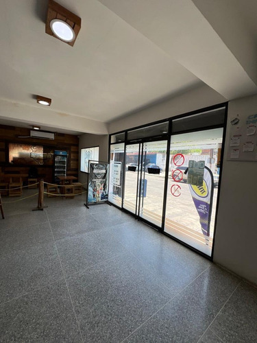 Local Comercial En Puerto Cabello, De 2 Niveles Con Fondo De Comercio Y Licencia De Licores. Zc.p