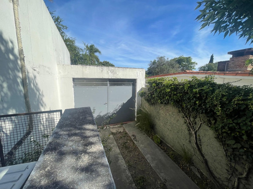 Venta Hermosa Casa En Carrasco 2 Dorm Opción 3 Garaje Jardín Patio Terraza Y Fondo.