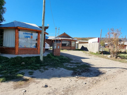 Complejo De 2 Locales Comerciales, 1 Departamento Y 5 Monoambientes Tipo Dormis En Cholila -chubut