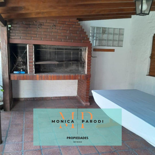 Casa En Venta Con Departamento Y Pileta Zona Centro De Moreno