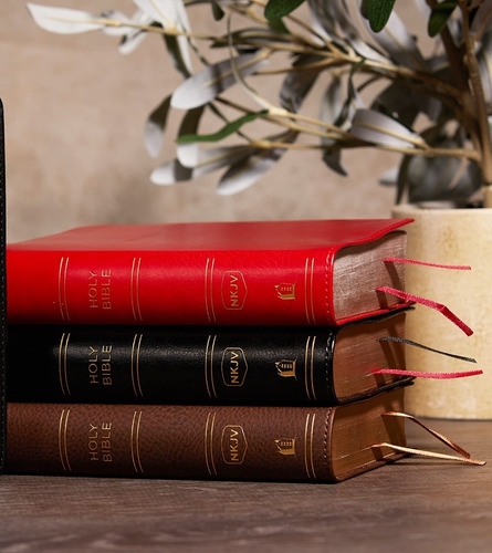 Imagen 4 de 5 de Biblia En Inglés New King James Deluxe Tamaño Compacto Rojo