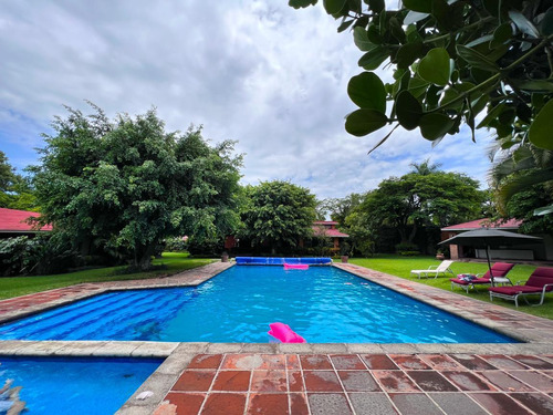 Venta O Renta De Casa En Condominio Col Jacarandas Cuernavaca Alberca Y Jardin