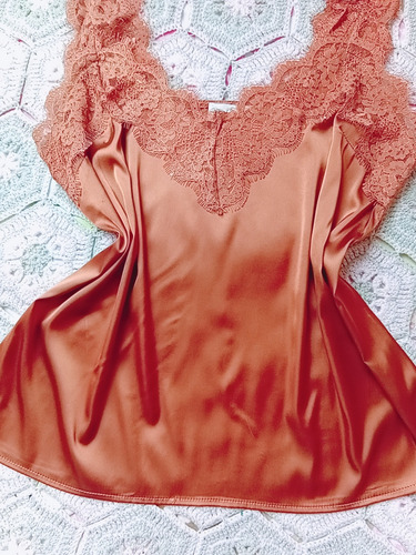 Blusa De Tirantes,satín Color Ocre,talla L (Usado)