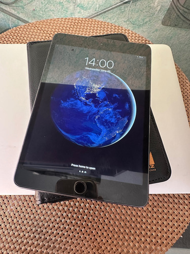 Ipad Mini 5 Wifi + Cellular 64 Gb Gris Estética De 8 Negro