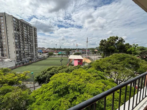 Venta De Apartamento En El Sector La Flora, Area 110 M2 Con Ascensor, Dos Parqueaderos Propios.