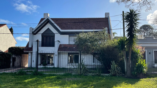 Clásico Chalet En Carrasco Norte (próximo A La Scuola), Sobre La Calle Santander. Casa Con Muchas Comodidades, Ideal Para Una Familia Numerosa Que Necesite Muchos Metros Edificados.