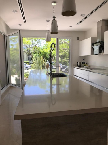 Casa En Venta Ubicado En El Golf, Nordelta