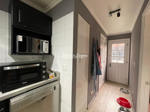 Casa En Venta De 5 Dorm. 4 Baños Más Servicio E Lo Barnechea
