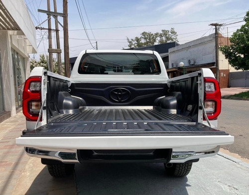 Imagen 7 de 16 de Toyota Hilux D/c 2.8 Tdi Srv M/t 4x2 0km My2022