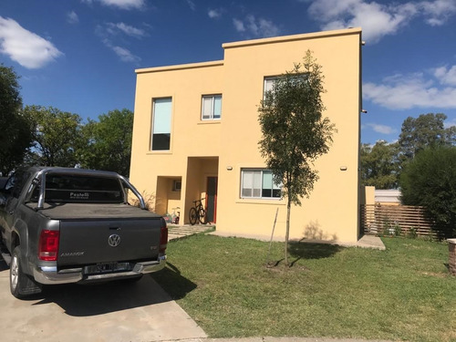 Casa Chalet En Venta Ubicado En Pilar Del Este, G.b.a. Zona Norte