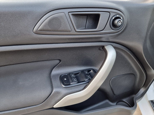 Imagen 10 de 15 de Ford Fiesta Kinetic Design 1.6 Titanium