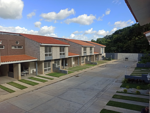 Yosmar Y Fernando Venden Vende Townhouse A Estrenar En Res. Cumbres De La Esmeralda, San Diego.