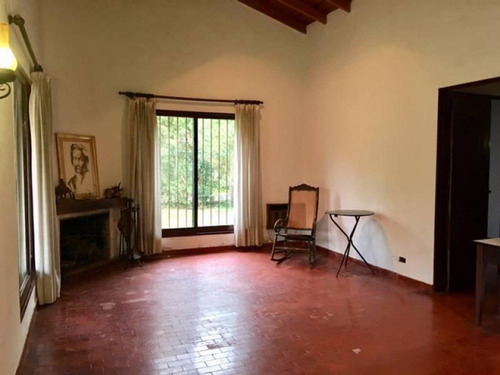 Casa Colonial Impecable En Un Lindo Lote Parquizado En Venta