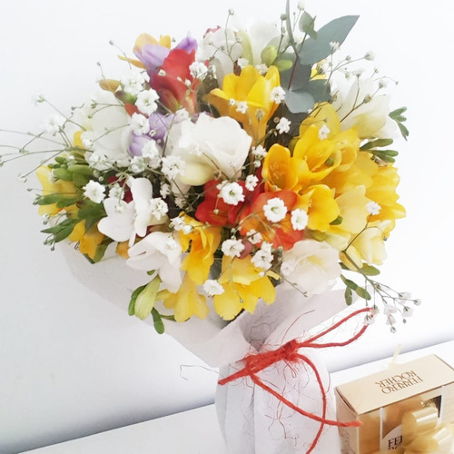 Ramo Flores Fresias Y Bombones Ferrero. Envíos A Domicilio.