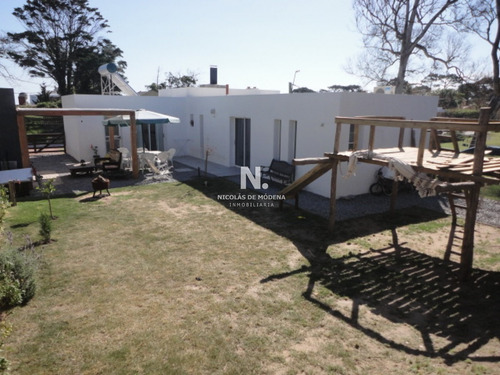 Punta Del Este, Casa Moderna De 2 Dormitorios.- Ref: 720