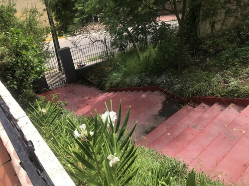Hermosa Casa De Época En Un Entorno Increíble Y Único, Ubicada Sobre Un Exclusivo Cul De Sac